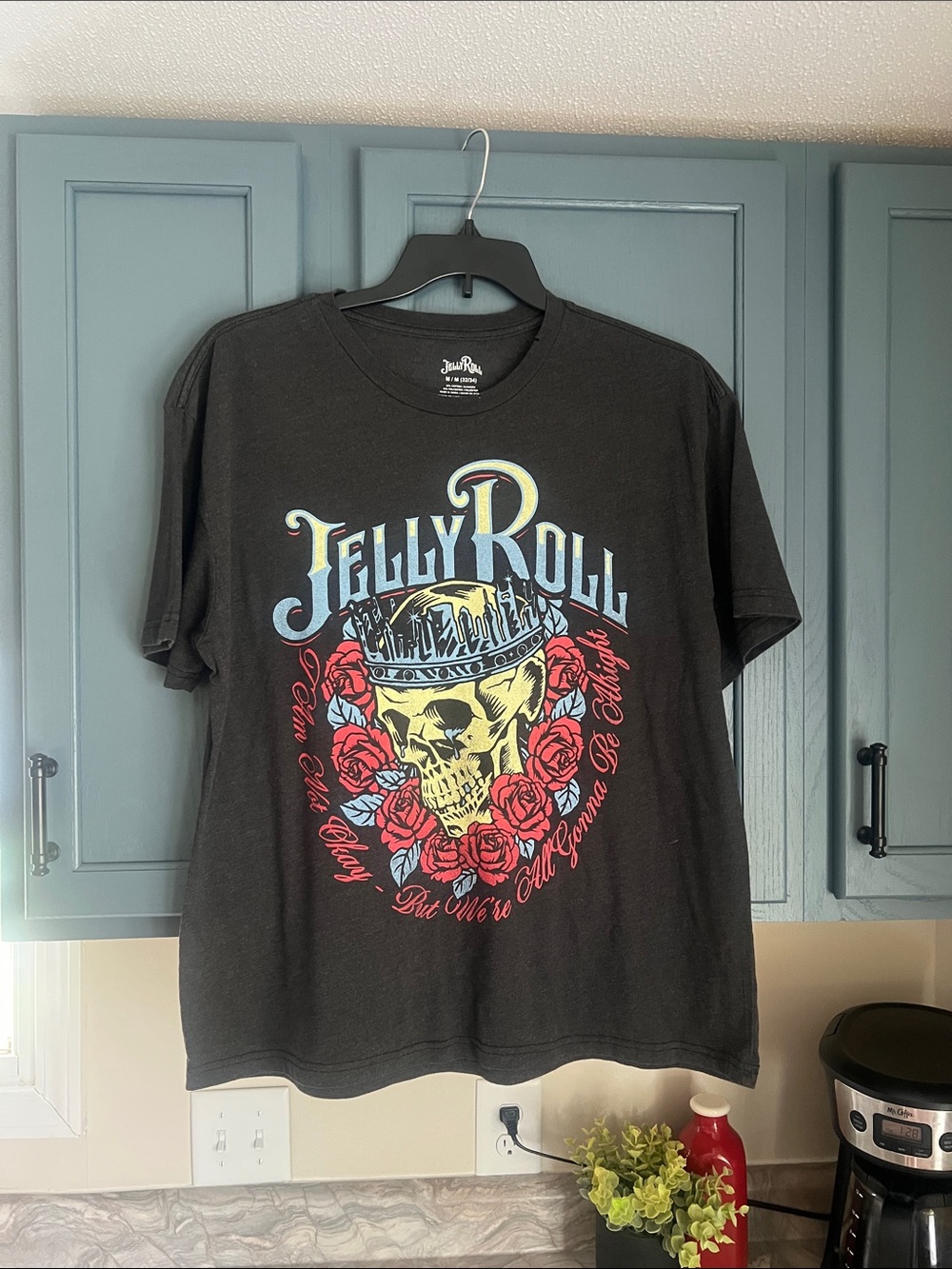 Jelly Roll Men’s Black Graphic Tee with Skull & Roses Design